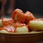 Papas arrugadas y mojo rojo