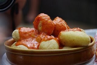 Papas arrugadas y mojo rojo