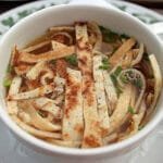 Sopa de panqueques: receta alemana fácil y deliciosa para disfrutar de un caldo sabroso con tiras de panqueques dorados.