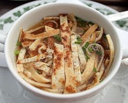 Sopa de panqueques: receta alemana fácil y deliciosa para disfrutar de un caldo sabroso con tiras de panqueques dorados.