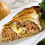 Prepara un delicioso Strudel de Carne y Queso con esta receta alemana fácil y sabrosa. ¡Irresistible y perfecta para cualquier ocasión!