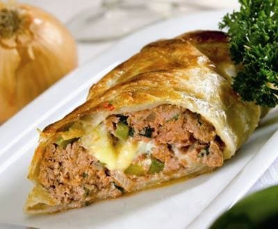 Prepara un delicioso Strudel de Carne y Queso con esta receta alemana fácil y sabrosa. ¡Irresistible y perfecta para cualquier ocasión!