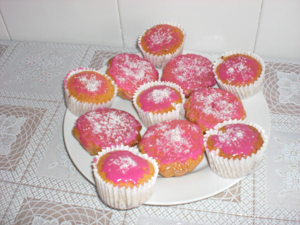 Muffins de fresa esponjosos y caseros: receta fácil y deliciosa