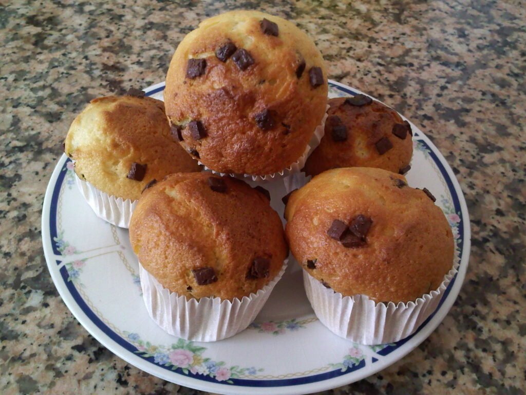 Muffins con Pepitas de Chocolate: Receta Esponjosa y Deliciosa