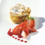 Budín de Pan con Manzanas Chocolate y Fresas: Dulce Tentación Casera