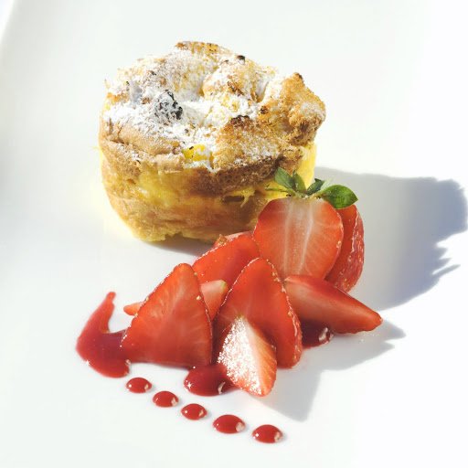 Budín de Pan con Manzanas Chocolate y Fresas: Dulce Tentación Casera